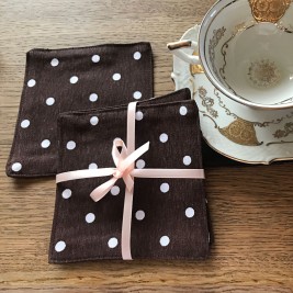 Stalo padėkliukų rink., 4vnt (10x10cm)  taškuoti rudi (80% medv., 20% poliest.) 